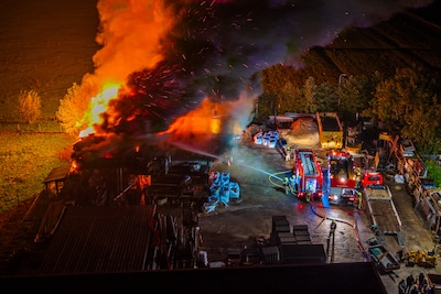 Grote brand in loods met hooiopslag aan Kloosterweg in Horssen onder controle