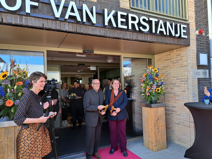 Bewoner Jo de Werd en wethouder Sandra van de Waart verrichtten de openingshandeling.