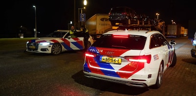 Grootschalige verkeerscontrole op A2 bij Eindhoven: rijbewijzen ingevorderd, lachgas en ‘wapens’ gev