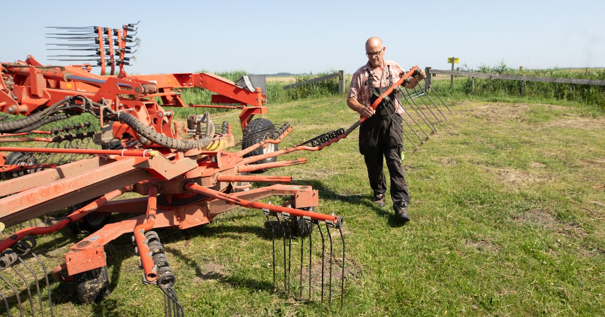 Terwijl Nederland zucht onder de hitte, zit boer Johan gewoon in zijn bloedhete tractor: ‘Niks groei