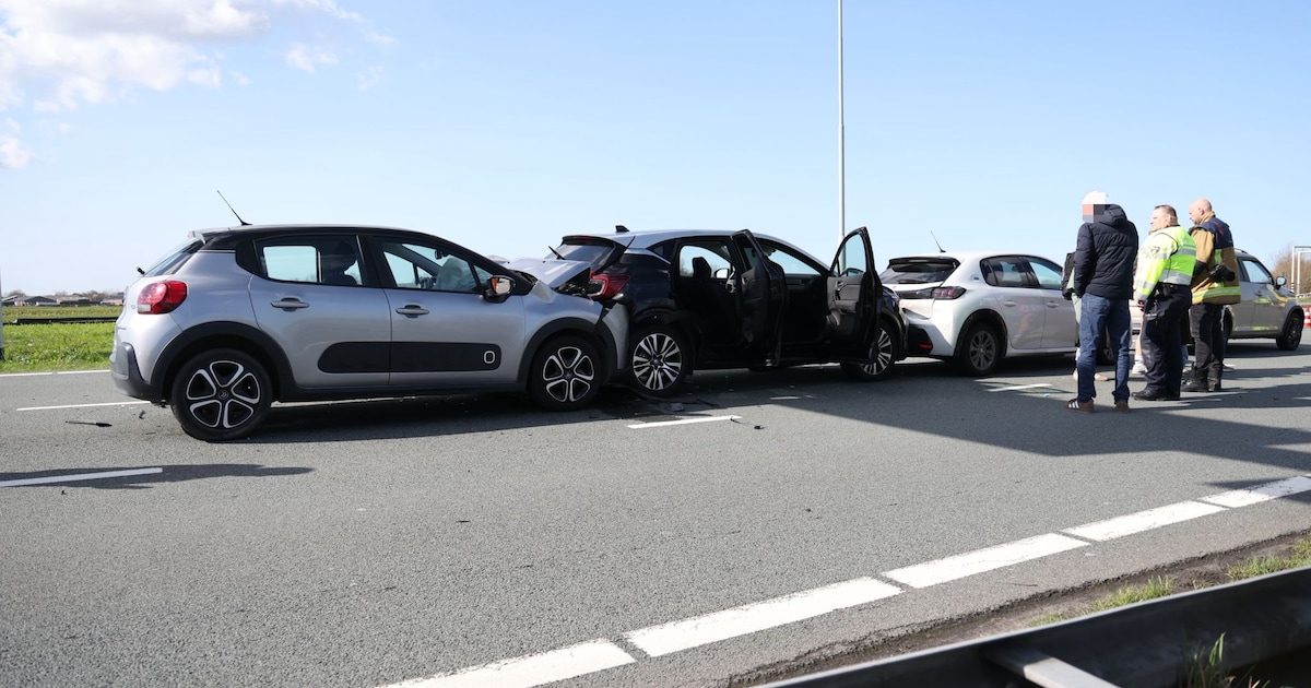 Drie auto's betrokken bij ongeval op de N205 in Vijfhuizen