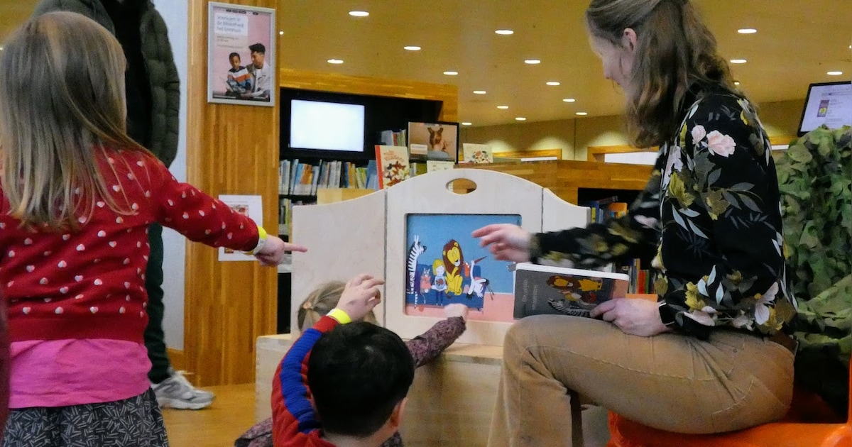 Kinderen knutselen na voorleesverhaal in Bibliotheek Bolsward
