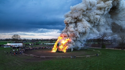Zo gaat het er aan toe bij de paasvuren in Oost-Nederland