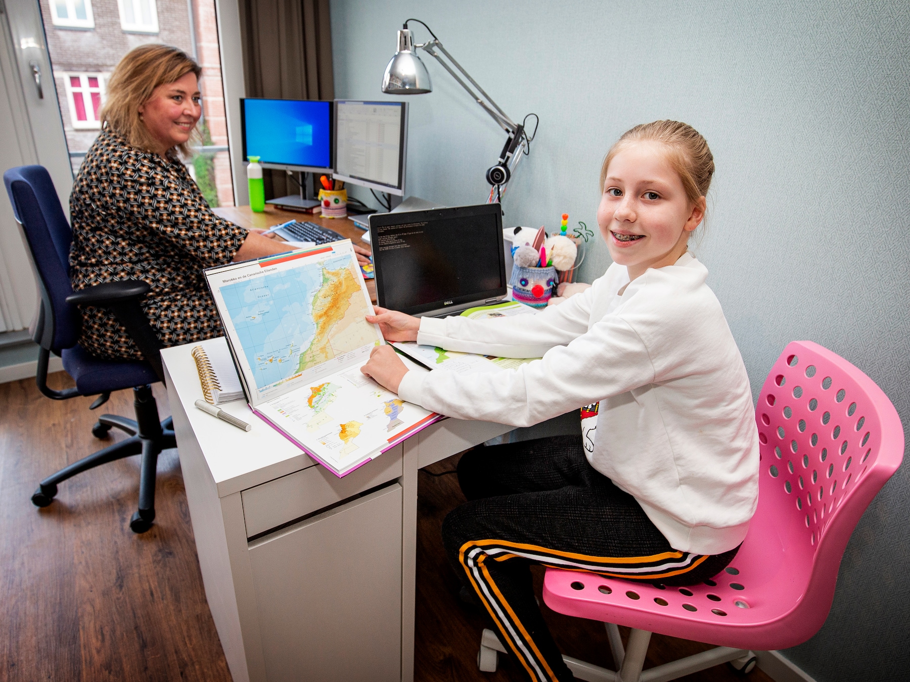 Moeder Alice kan dochter Anouk nu beter helpen met haar schoolwerk. Ze zit bij haar moeder in het kantoor.