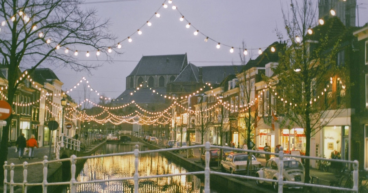 Foto's van toen: zo werd Delft vroeger in de donkere maanden verlicht
