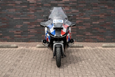 Man verslaapt zich, jakkert naar zijn werk en jaagt een politieagent op motor de stuipen op het lijf