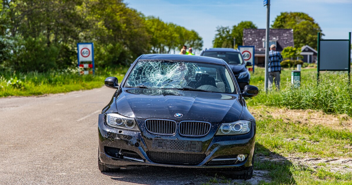 Brommerrijder gewond na botsing met auto in Nes