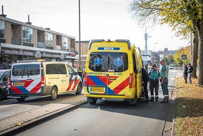 Bezorger op scooter botst op auto in Rotterdam, weg deels afgesloten