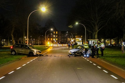 Zware aanrijding in Hengelo: twee auto’s botsen frontaal tegen elkaar