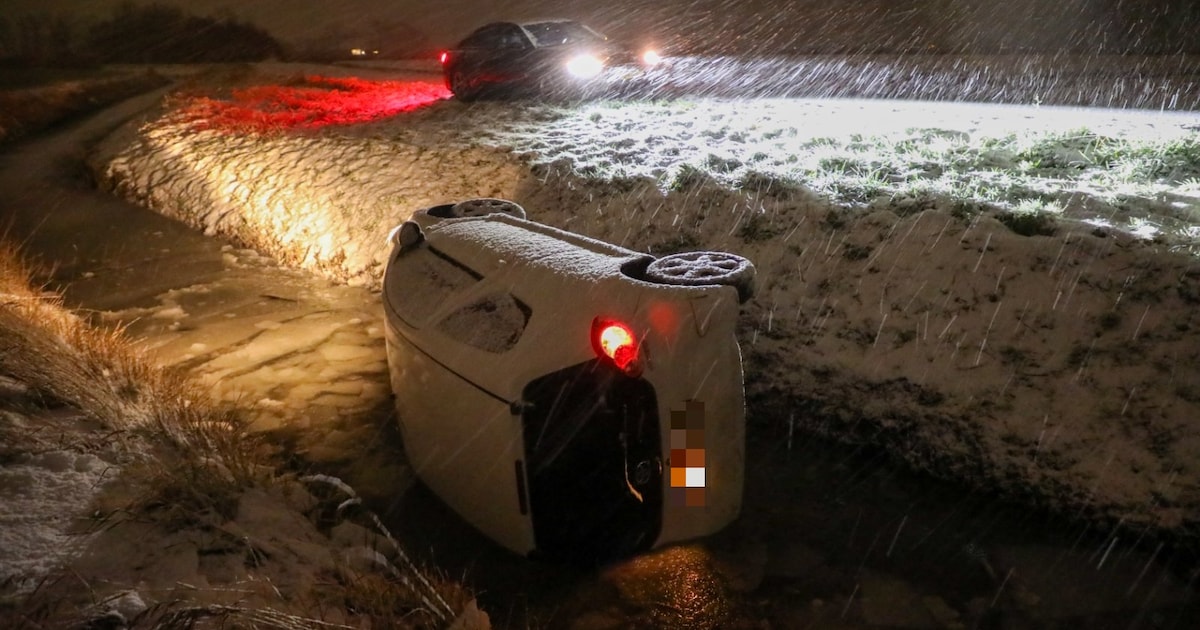 Auto glijdt door verse sneeuw op It Aldlan bij Marsum en belandt in sloot