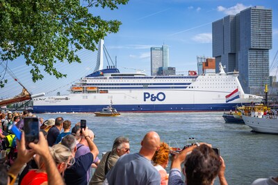 ‘Straatje keren’ van enorm cruiseschip is hoogtepunt op Wereldhavendagen: ‘Machtig mooi is dit’