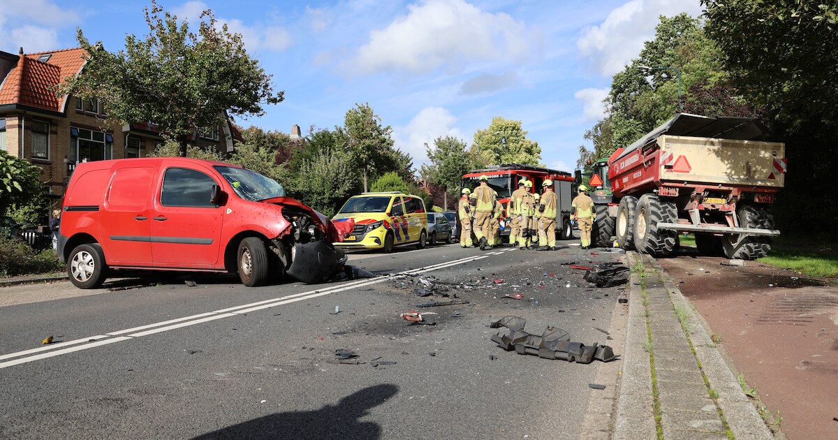 Brandweer bevrijdt bestuurder van bestelbusje na botsing met trekker in Oegstgeest