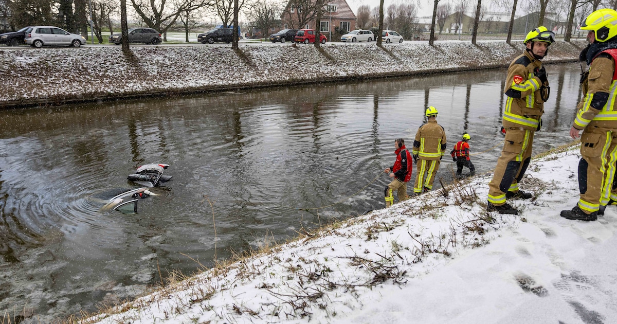 Twee gewonden nadat auto te water raakt in Lijnden