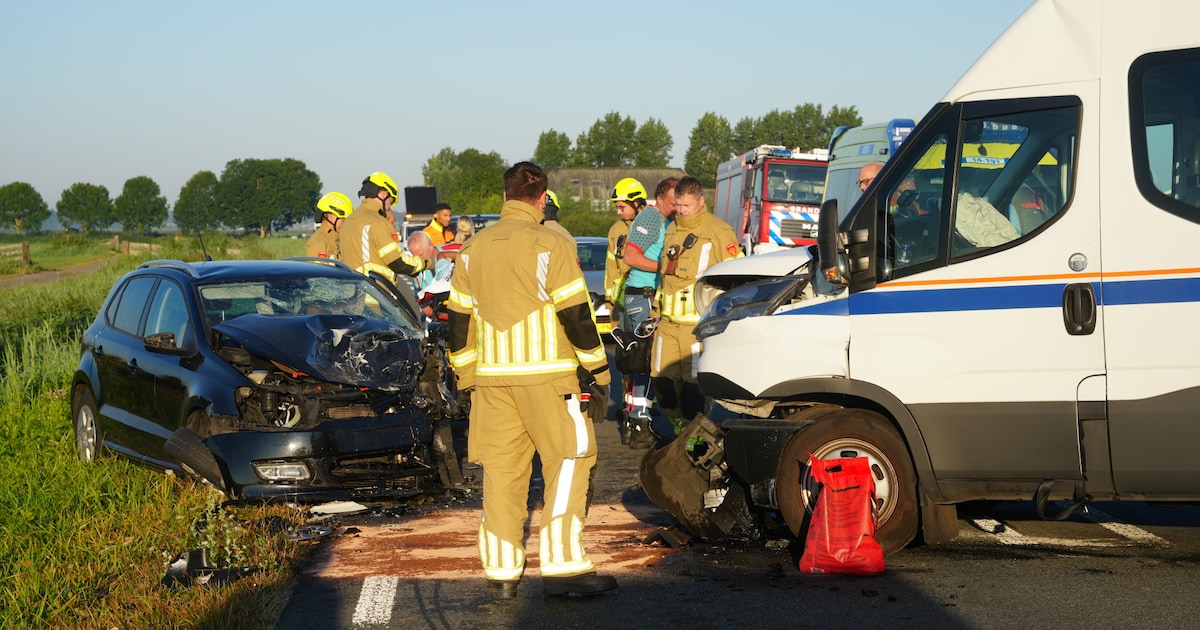 Botsing tussen twee voertuigen op Bisschopsweg in Bunschoten-Spakenburg