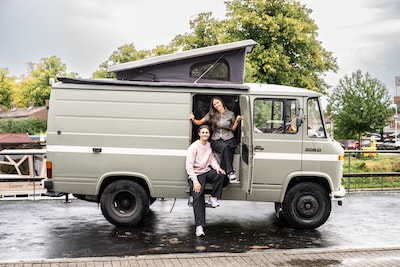 Hidde en Bowdy genieten van de vrijheid met hun Mercedes-camper: ‘Als ik ernaast zit ben ik de passenger princess’