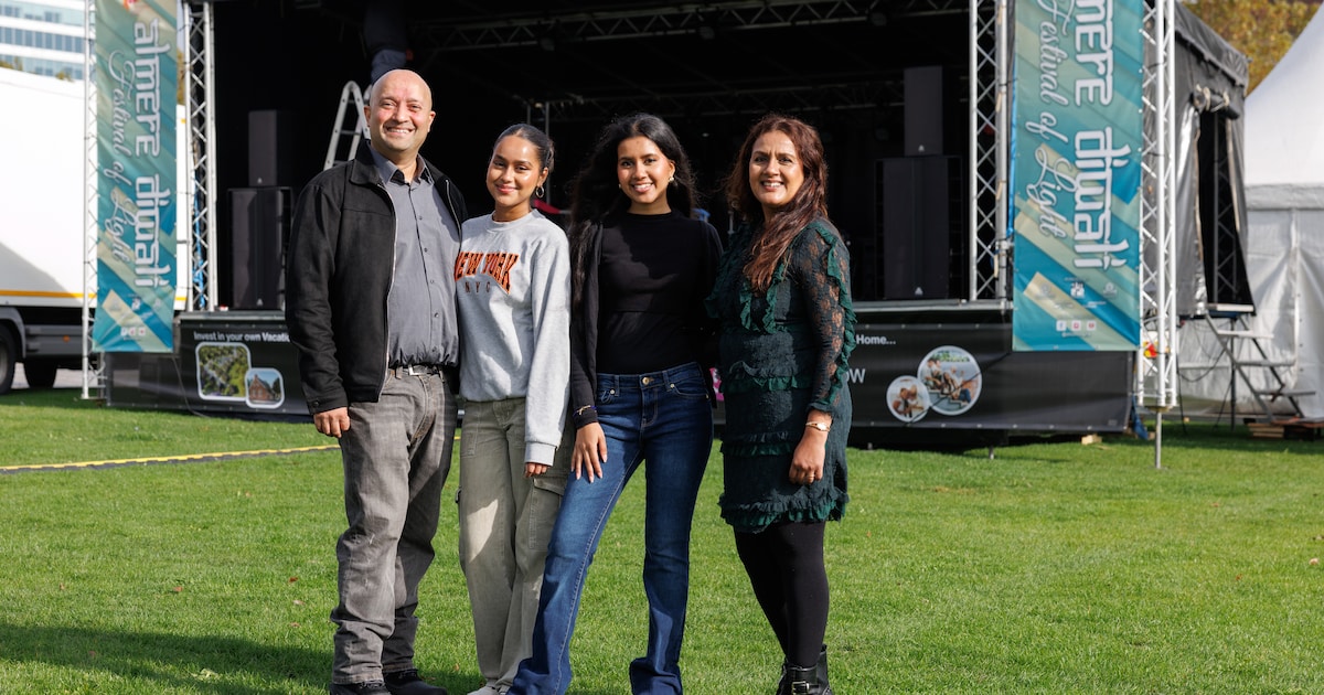 Op het Diwali Festival in Almere worden weer duizenden bezoekers ...