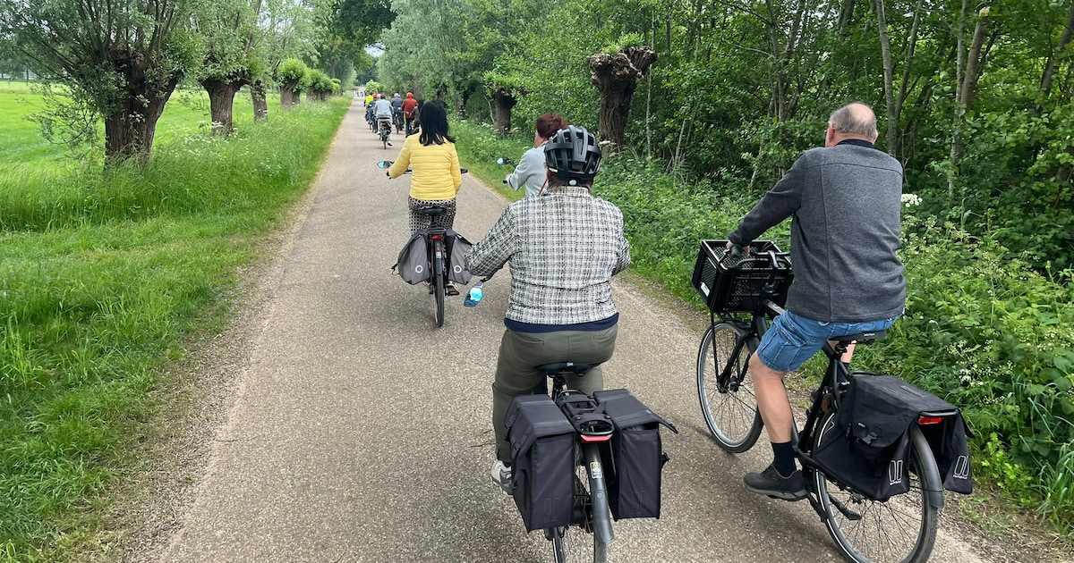 IVN Uden fietst met gidsen door de Raamvallei langs waterlopen en natuur