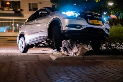 Twee wielen hangen in de lucht nadat auto over een kei rijdt in Arnhem