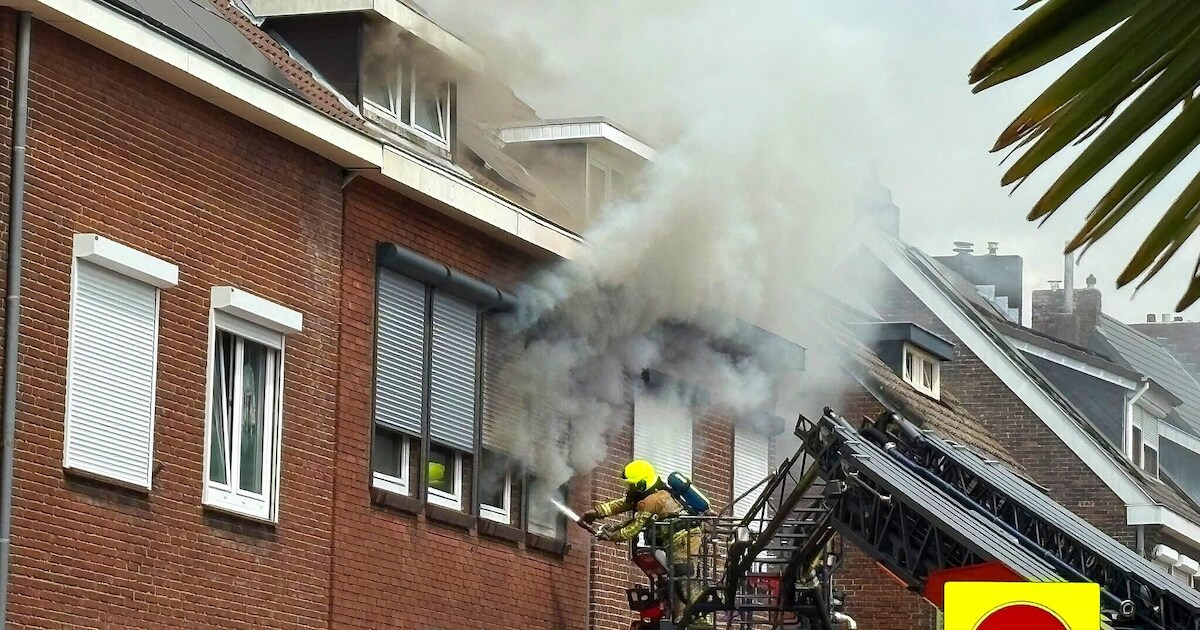 Rook komt via ramen naar buiten bij felle woningbrand in Kerkrade