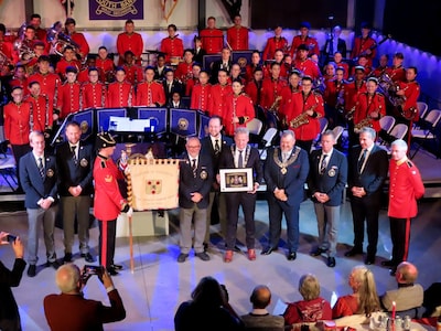 Historisch vaandel voor Polar Bears terug in Roosendaal: ‘Dit is heel belangrijk voor onze geschiede