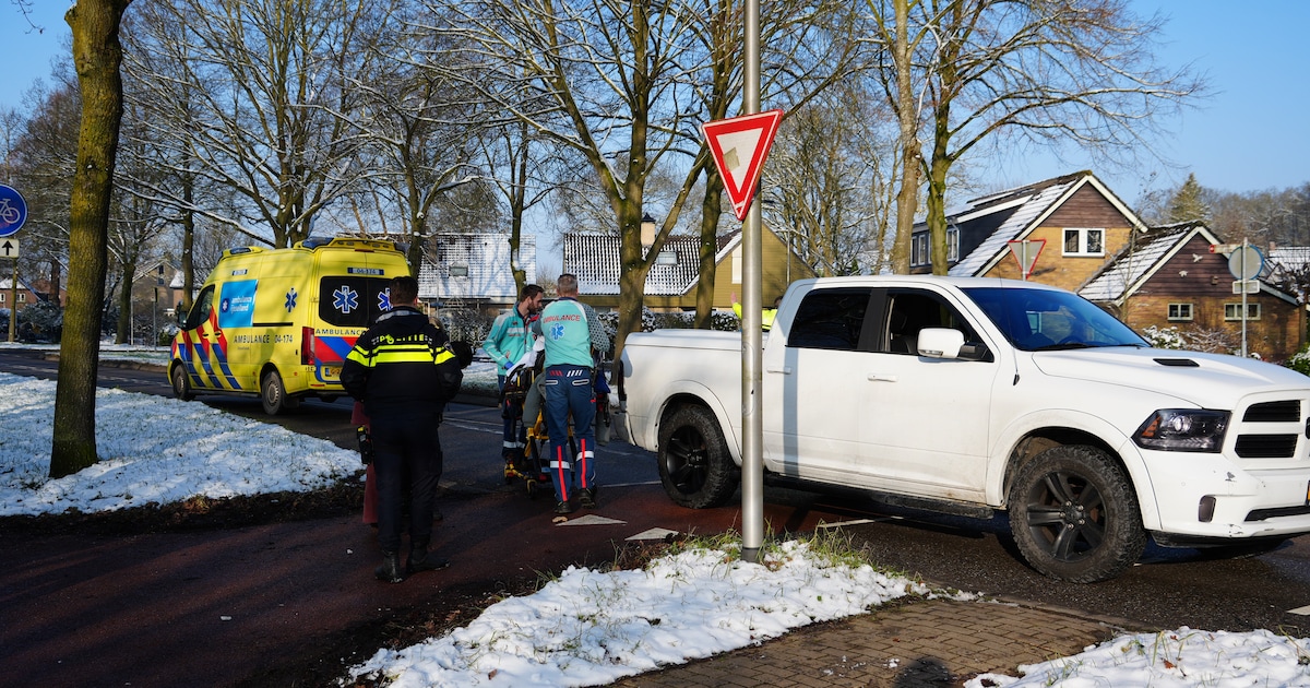 Aanrijding bij fietsoversteek in Wijhe: vrouw naar ziekenhuis | 112 nieuws Olst-Wijhe