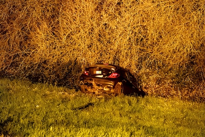 Auto belandt in berm naast A326 bij Wijchen
