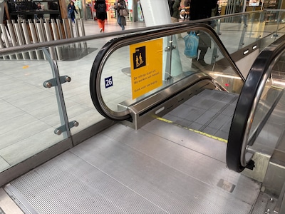 Roltrap naar spoor 11 en 12 op Utrecht Centraal wéér stuk: ‘Ik mis daardoor weleens mijn tram’