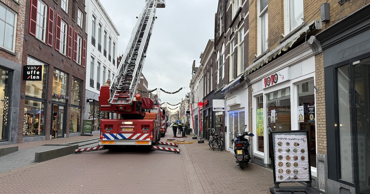 Brand in woning boven winkel in centrum van Gouda