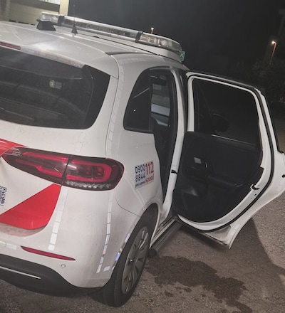 Man (44) uit Zwolle verzet zich bij arrestatie en plast in politieau­to onderweg naar cel