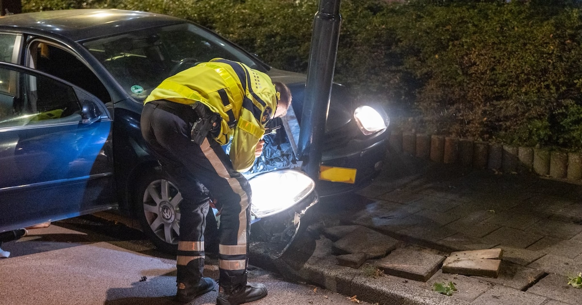 Auto botst op lantaarnpaal aan Schans in Beverwijk: veel schade aan voertuig
