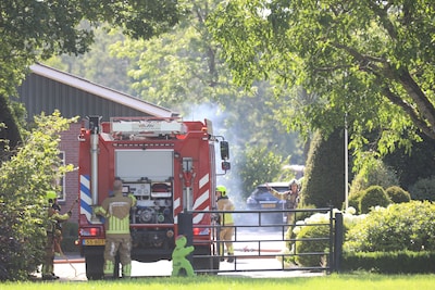 Grote brand na explosie in een loods met caravans in Renswoude