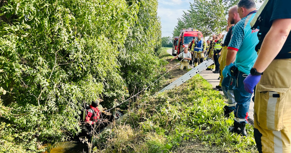 Scooterhelm gevonden in de sloot in Waverveen, brandweerduikers zoeken mogelijke drenkeling
