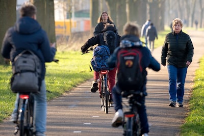 Cycle path along N208 near Haarlem a step closer