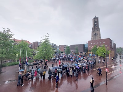 Indrukwekkende stilte in Eusebiuskerk: ‘Beste Arnhemmers, we zijn niet machteloos’