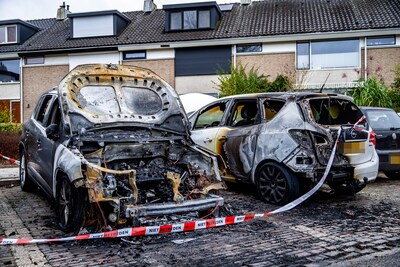 Roy hoort ’s nachts een raar geluid, kijkt uit het raam en schrikt: ‘Verrek, da’s mijn auto’