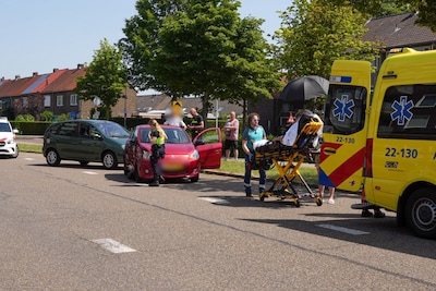 Buurtbewoner schiet tijdens hitte te hulp met paraplu en water na botsing in Helmond