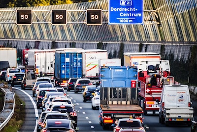 Rijkswaterstaat waarschuwt: wintertijd en regen zorgen vanavond voor ‘zeer zware spits’