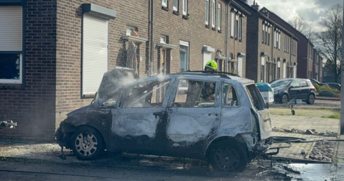 Auto uitgebrand op oprit van woning aan de St. Eugeniusstraat in Kerkrade