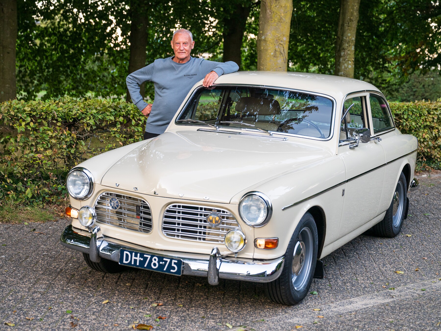 Evert leent zijn Volvo Amazon graag als trouwauto: ‘Leuk om bruidsparen te rijden en deel te zijn van hun blije dag’