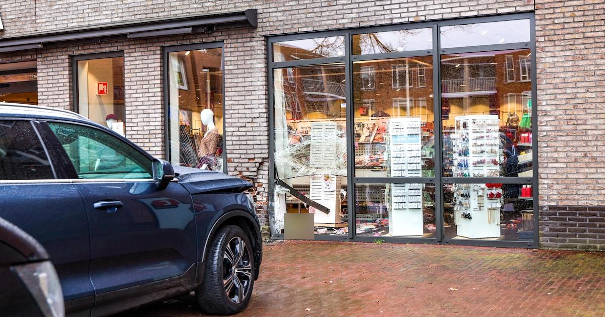 Auto rijdt pui van Hema-filiaal in Ter Apel kapot