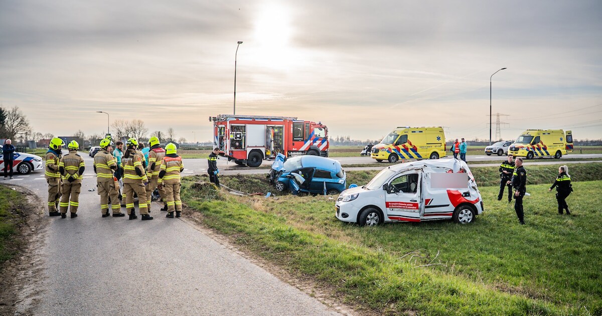 Gewonden bij forse aanrijding op kruising in Groessen | Duiven