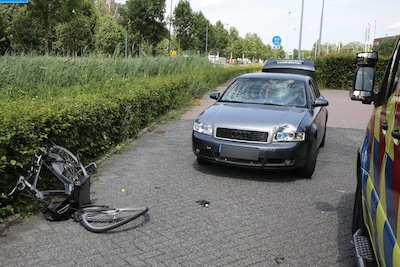 Voorvork fiets breekt bij botsing met auto in Apeldoorn