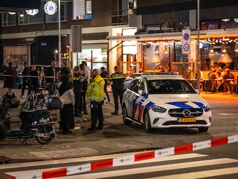 Het ongeluk gebeurde schuin tegenover een terras, waar op dat moment veel mensen zaten. 