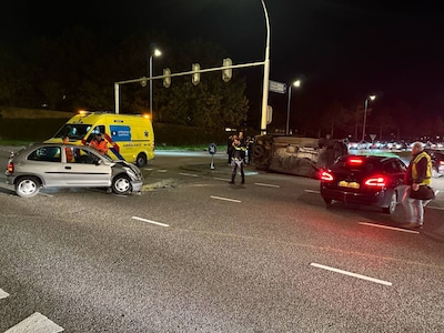 Ongeluk tussen twee voertuigen in Zwolle: busje belandt op z’n kant