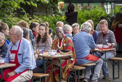Schuif aan op een groot diner op het Domplein: 200 Utrechters eten samen onder de Dom