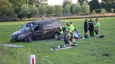 Bestuurder zwaargewond nadat bestelbus over sloot schiet en in weiland terechtkomt in Maren-Kessel