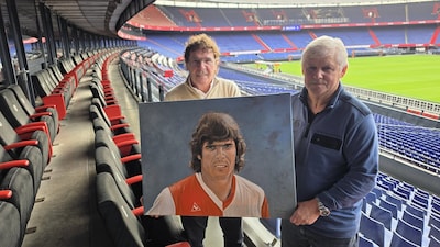 Hagenaar Dick overhandigt zelfgemaakt portret aan Willem van Hanegem: ‘Hij heeft een karakteristieke