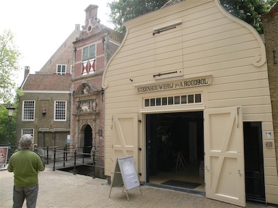 Zomerexpositie met schilderijen, keramiek en fotografie in Gouda