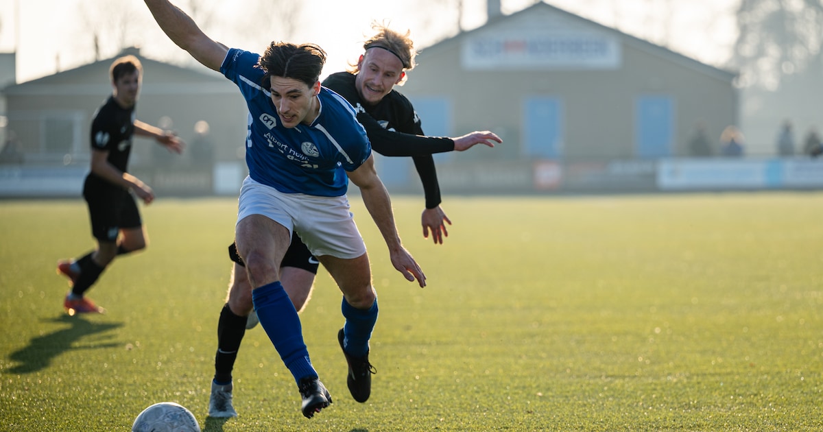 Tom van Donselaar (Veensche Boys) laat zich gelden tegen zijn nieuwe club
