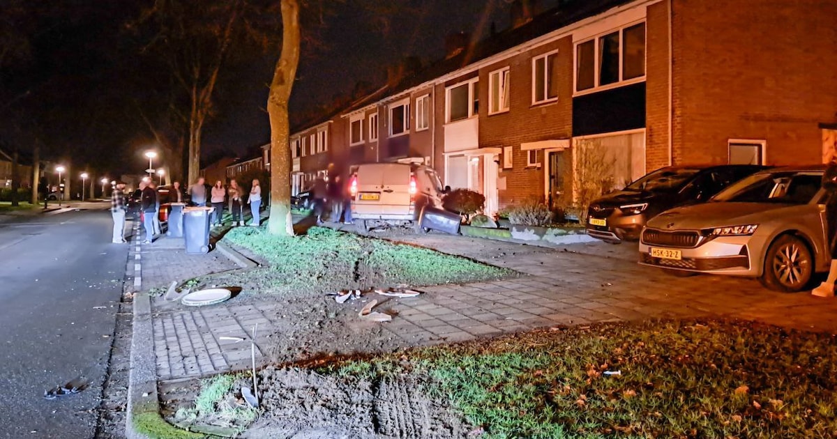 Busje raakt van de weg in Enschede, ramt auto en lantaarnpaal en komt in tuin voor woning tot stilst